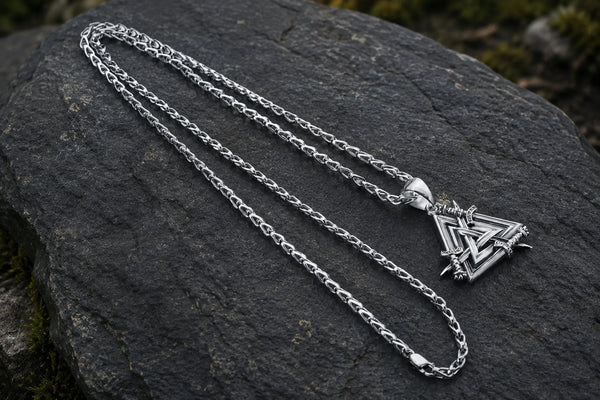 Bold Chain Necklaces: Curb, Wolf & Anchor Chains for a Statement Look